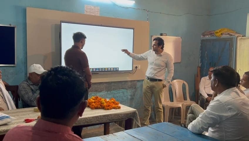 Ekamtej Digital Board Training in Govt School